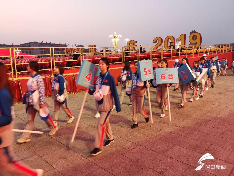 「齐鲁网」组图｜国庆当天清晨的天安门广场什么样？记者带你看现场