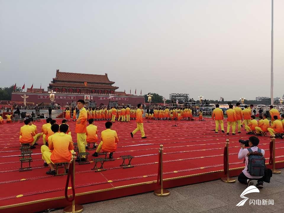 「齐鲁网」组图｜国庆当天清晨的天安门广场什么样？记者带你看现场