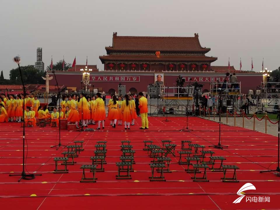 「齐鲁网」组图｜国庆当天清晨的天安门广场什么样？记者带你看现场