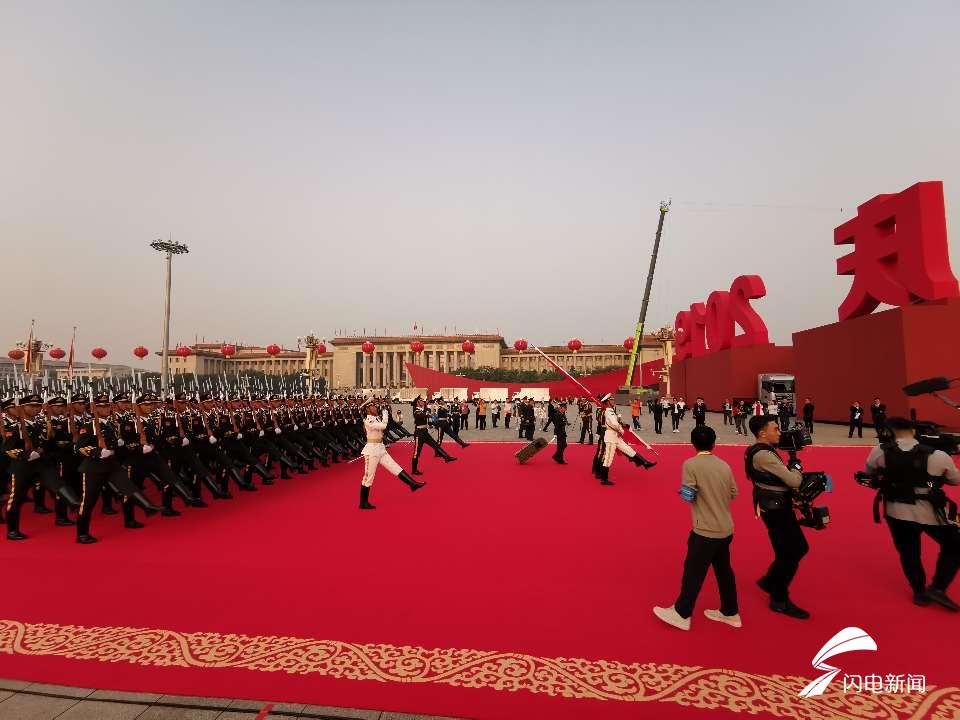 「齐鲁网」组图｜国庆当天清晨的天安门广场什么样？记者带你看现场