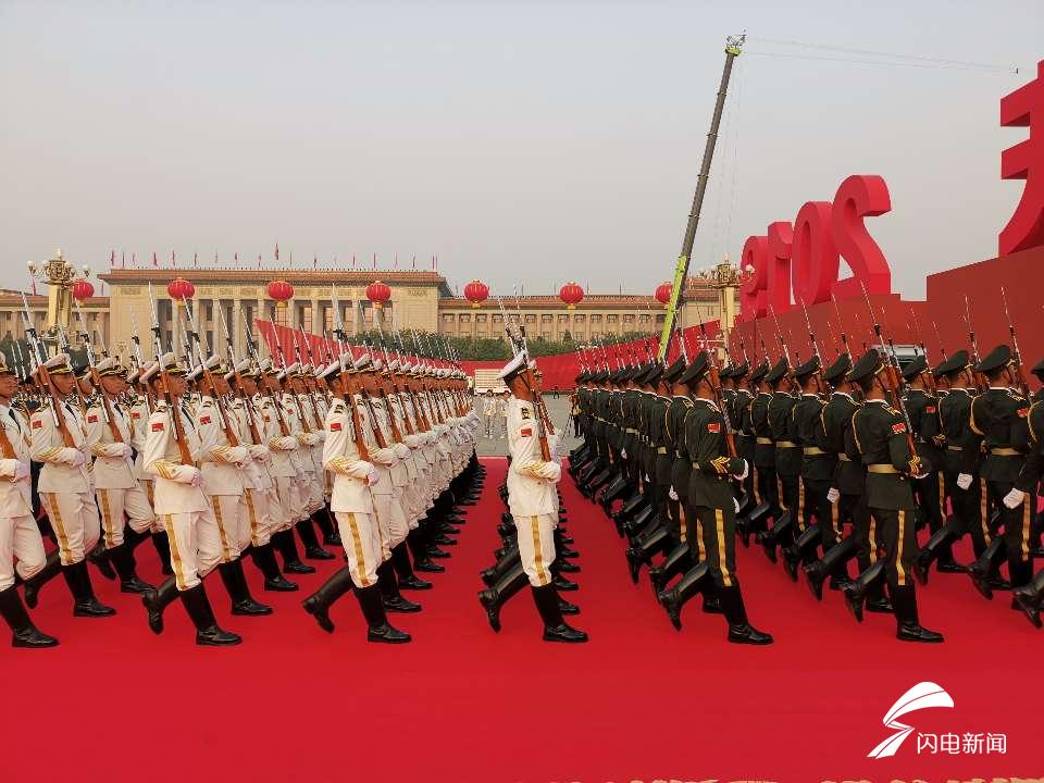 「齐鲁网」组图｜国庆当天清晨的天安门广场什么样？记者带你看现场