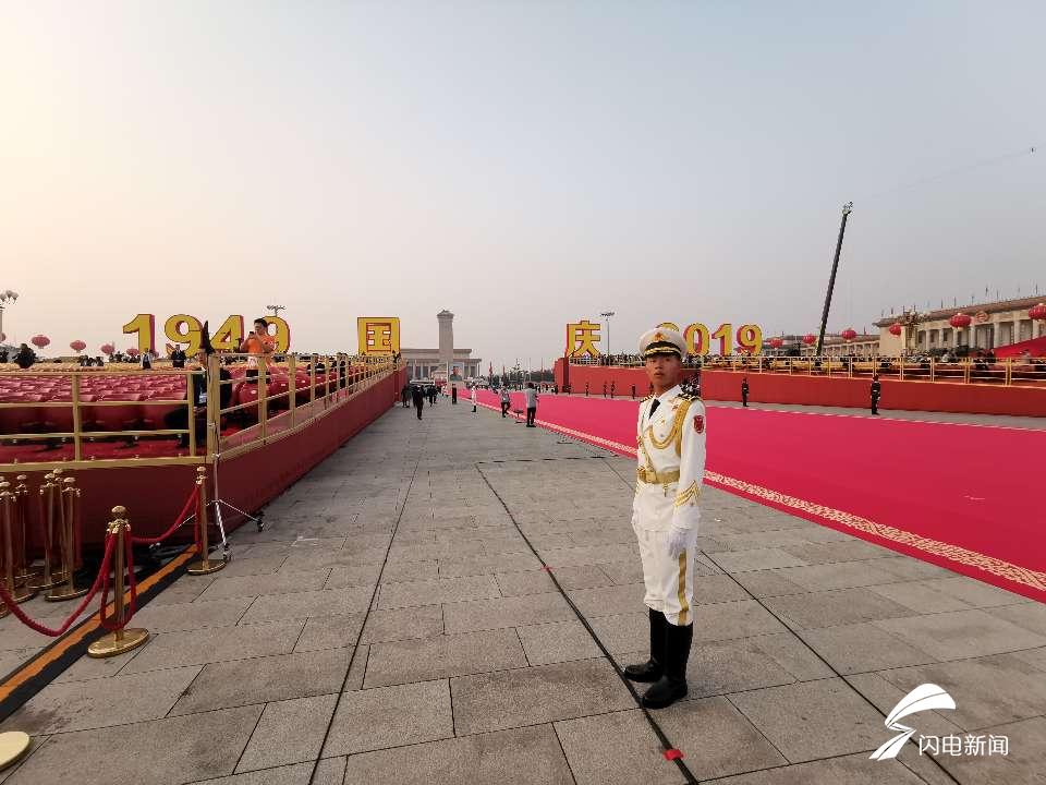 「齐鲁网」组图｜国庆当天清晨的天安门广场什么样？记者带你看现场