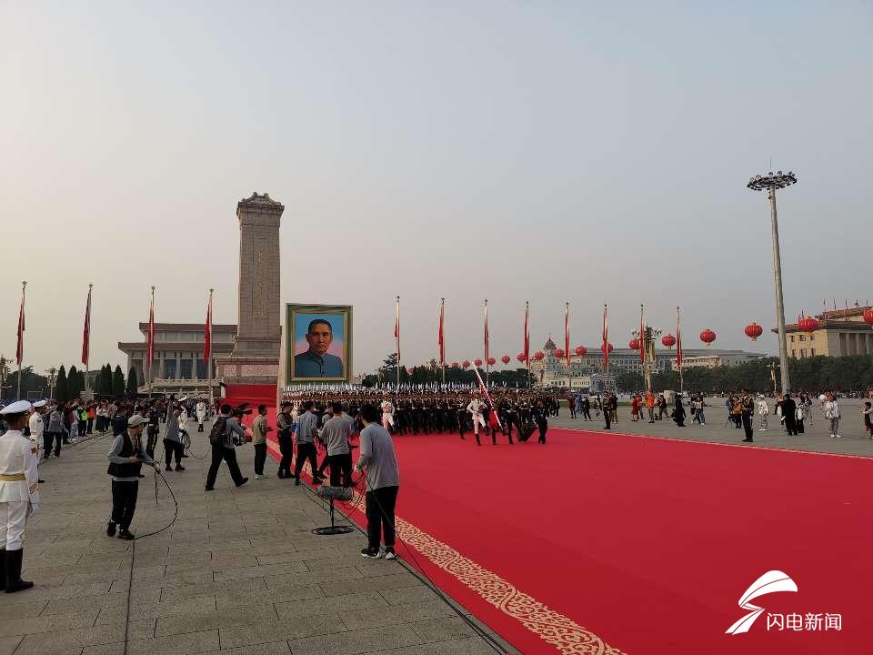 「齐鲁网」组图｜国庆当天清晨的天安门广场什么样？记者带你看现场