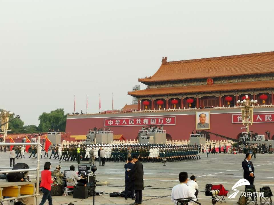「齐鲁网」组图｜国庆当天清晨的天安门广场什么样？记者带你看现场