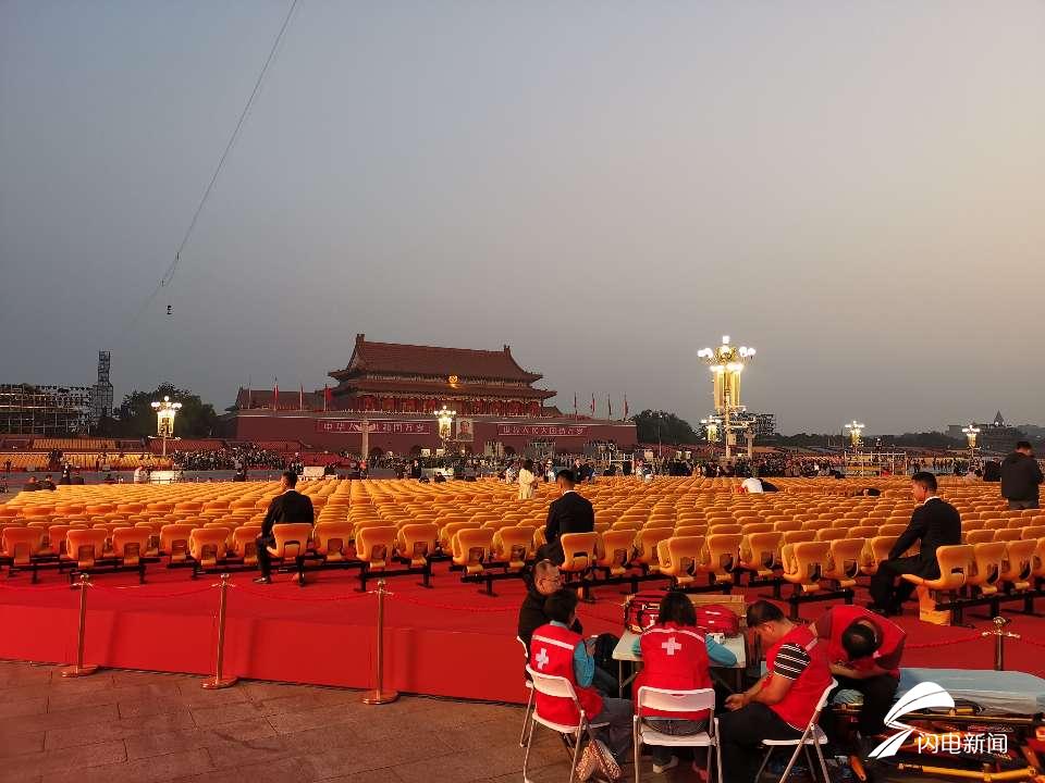 「齐鲁网」组图｜国庆当天清晨的天安门广场什么样？记者带你看现场
