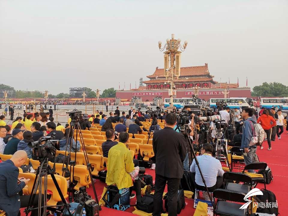 「齐鲁网」组图｜国庆当天清晨的天安门广场什么样？记者带你看现场