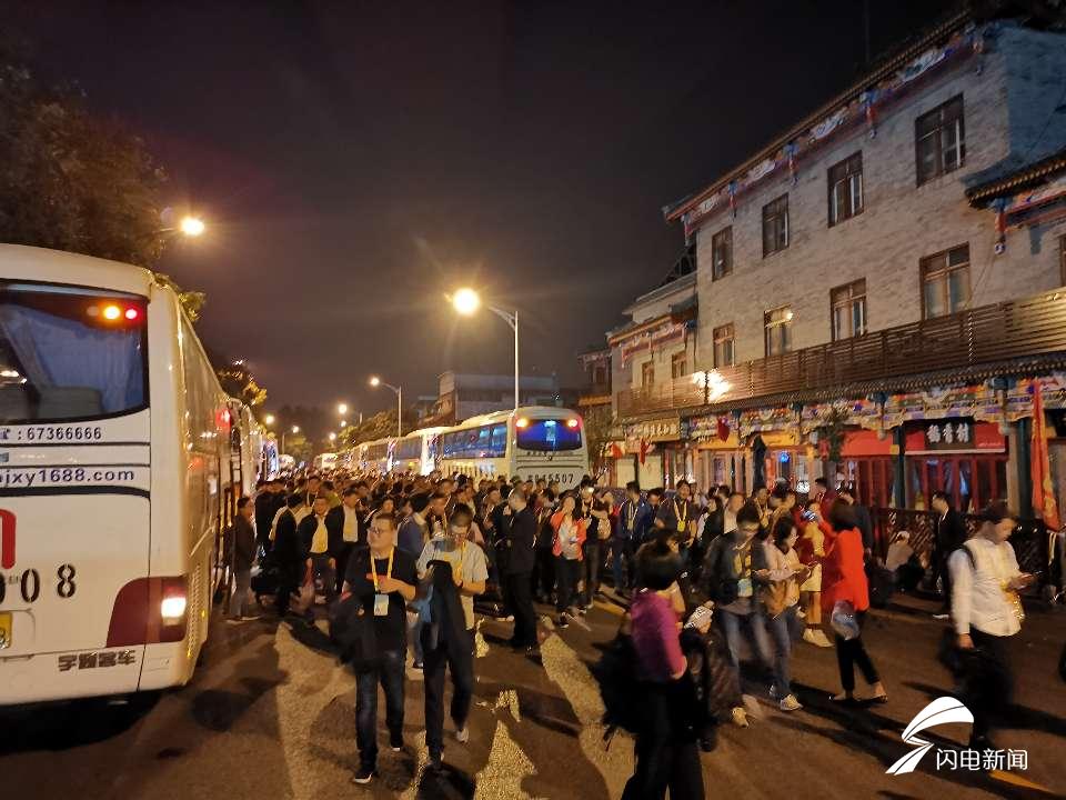 「齐鲁网」组图｜国庆当天清晨的天安门广场什么样？记者带你看现场