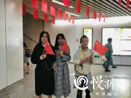 【光明网】轨道全站点派发国旗、徽章 快来这些车站留影祝福祖国