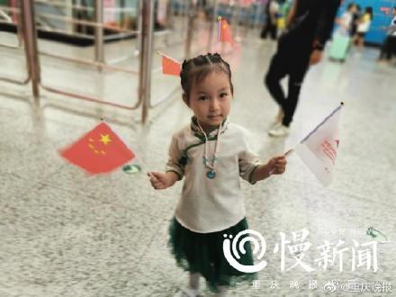 【光明网】轨道全站点派发国旗、徽章 快来这些车站留影祝福祖国