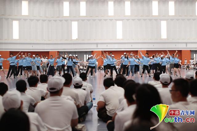 「中国青年网」表白祖国！中传学子国庆游行唱响《今天是你的生日，我的祖国》