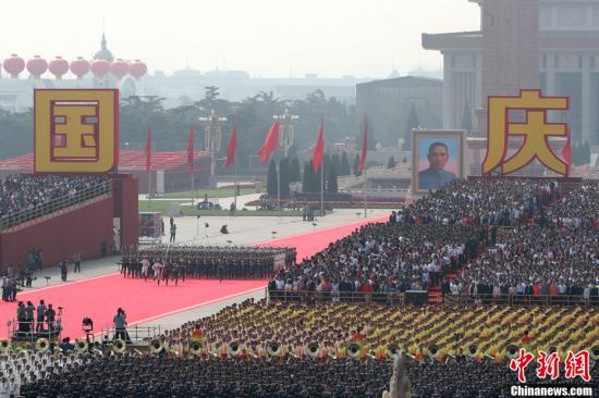 「中国新闻网」港澳台侨学子观看国庆直播：发自内心的感动和自豪