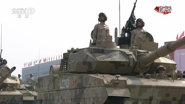 【环球网】颜值很高！解放军15式轻型坦克首次正式亮相