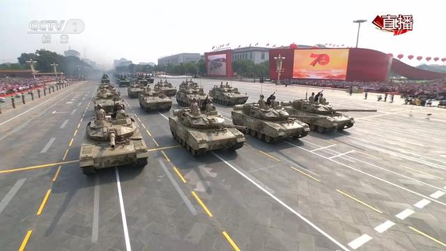 【环球网】颜值很高！解放军15式轻型坦克首次正式亮相