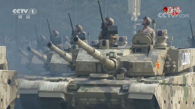 【环球网】颜值很高！解放军15式轻型坦克首次正式亮相