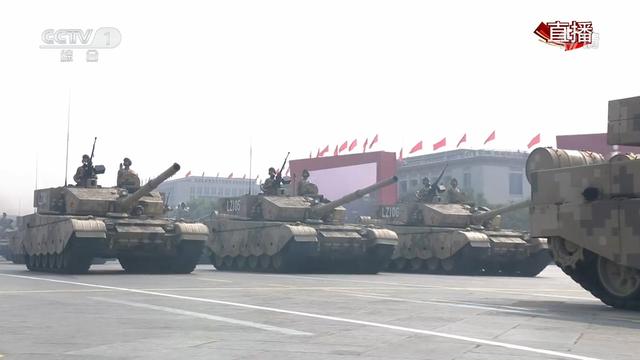 【环球网】颜值很高！解放军15式轻型坦克首次正式亮相
