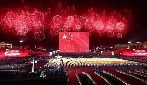「光明网」巨型国旗升起！愿祖国繁荣昌盛