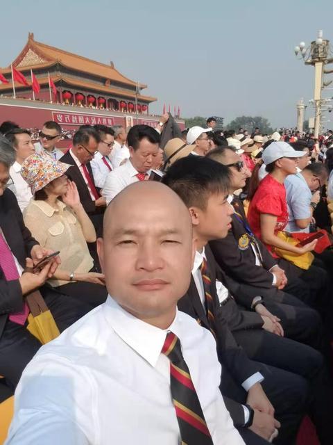 #海外网#帅！光头刘Sir在国庆阅兵现场