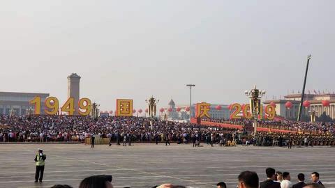 #海外网#帅！光头刘Sir在国庆阅兵现场