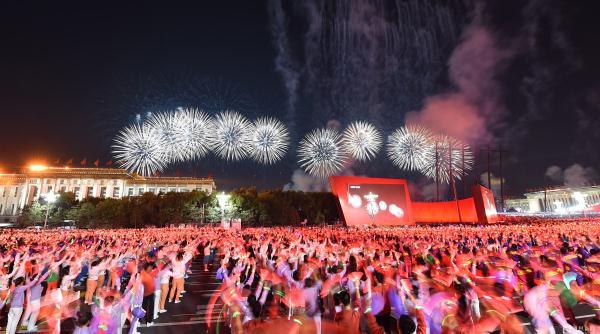 光明网@90米长60米高巨幅国旗照亮天安门