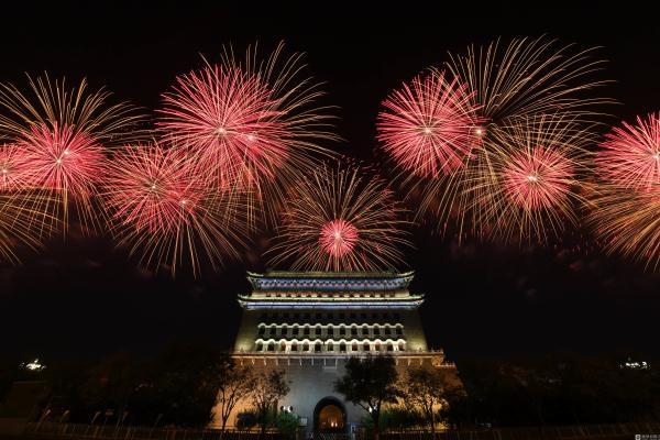光明网@90米长60米高巨幅国旗照亮天安门