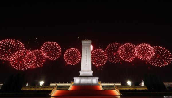 光明网@90米长60米高巨幅国旗照亮天安门
