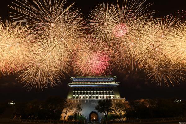 光明网@90米长60米高巨幅国旗照亮天安门