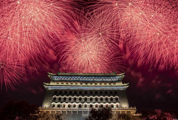 光明网@90米长60米高巨幅国旗照亮天安门