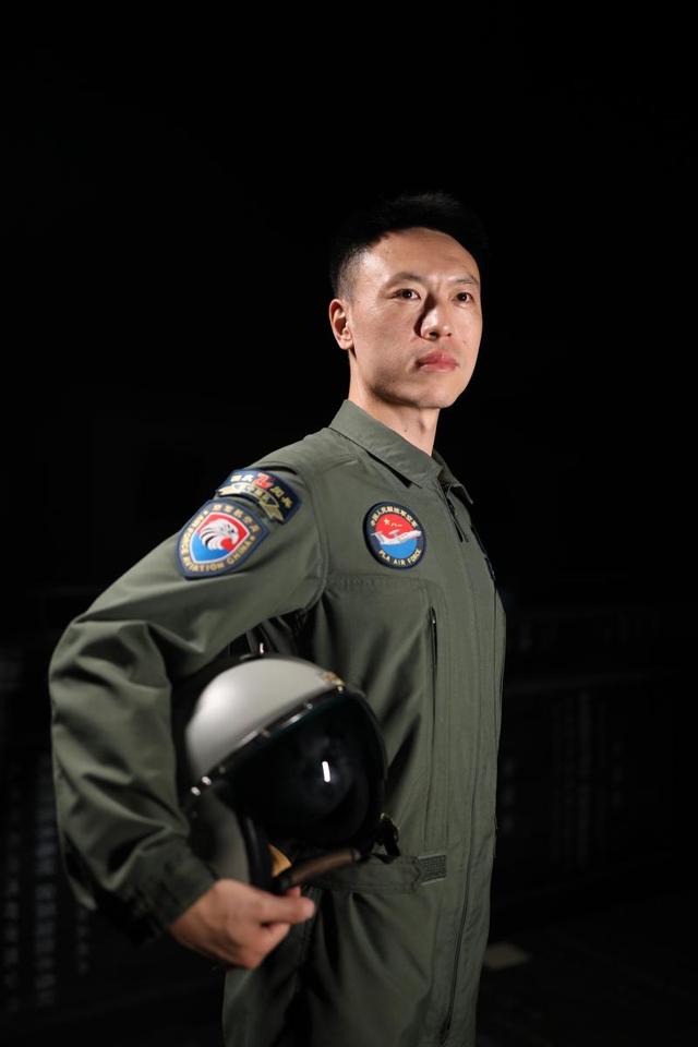 上观新闻@米秒不差飞过天安门上空，驻沪空军某部特级飞行员张洪荣驾机接受检阅