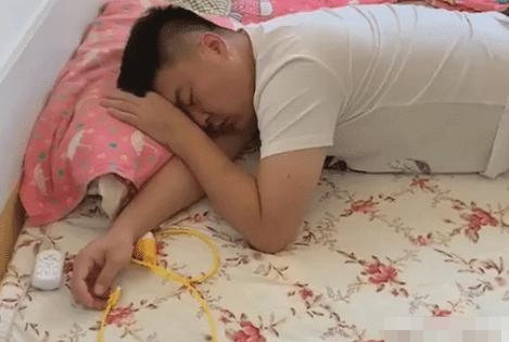 「光明网」“佛系奶爸”哄娃睡觉火了，眼前的黑不是真的黑，你说的白就是白