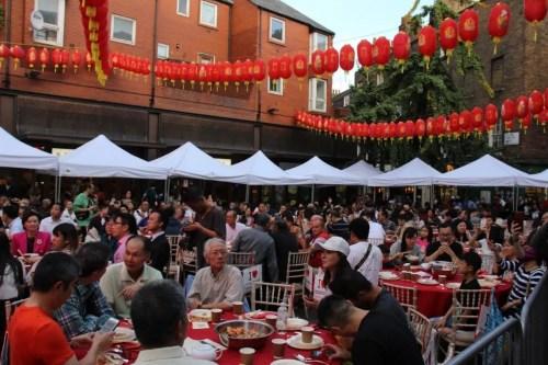 「中国侨网」吃盆菜、彩虹跑、熬夜看阅兵……英国侨胞这样迎国庆