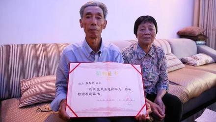 「上观新闻」时隔51年，昔日外公在主席台下受检阅，今日外孙天安门前参加阅兵