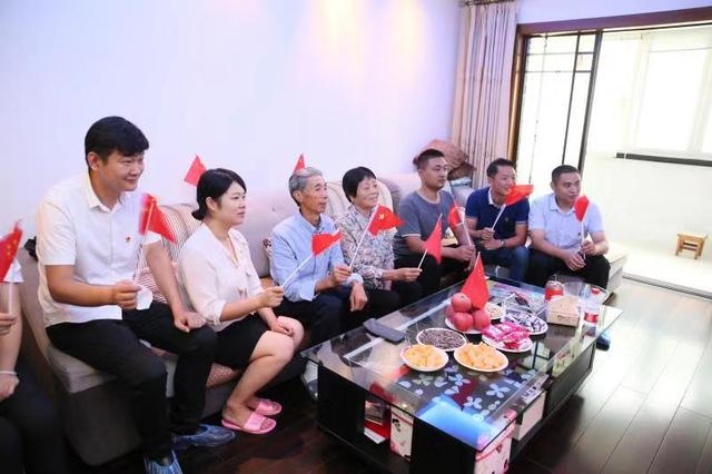 「上观新闻」时隔51年，昔日外公在主席台下受检阅，今日外孙天安门前参加阅兵
