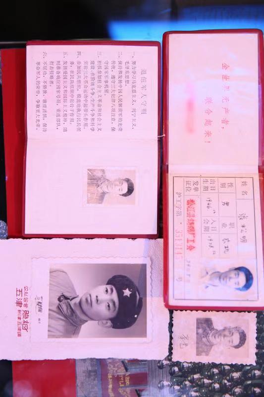「上观新闻」时隔51年，昔日外公在主席台下受检阅，今日外孙天安门前参加阅兵