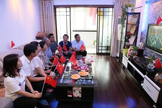 「上观新闻」时隔51年，昔日外公在主席台下受检阅，今日外孙天安门前参加阅兵