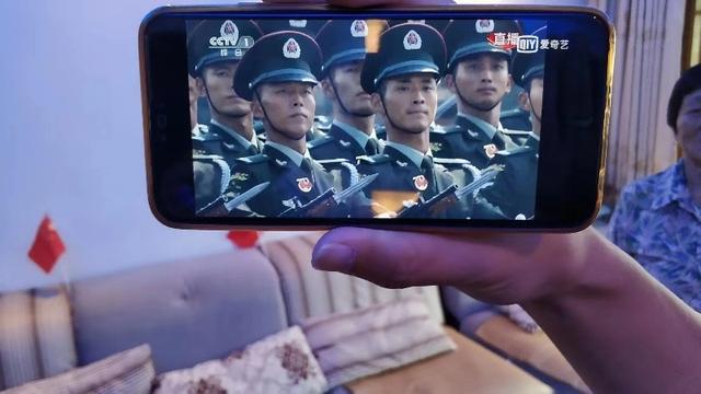 「上观新闻」时隔51年，昔日外公在主席台下受检阅，今日外孙天安门前参加阅兵