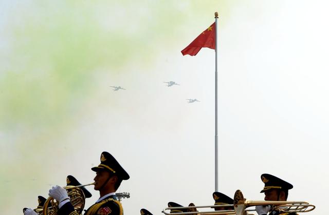「北京日报客户端」新中国阅兵史上最大规模军乐团 持续＂立正＂演奏4小时