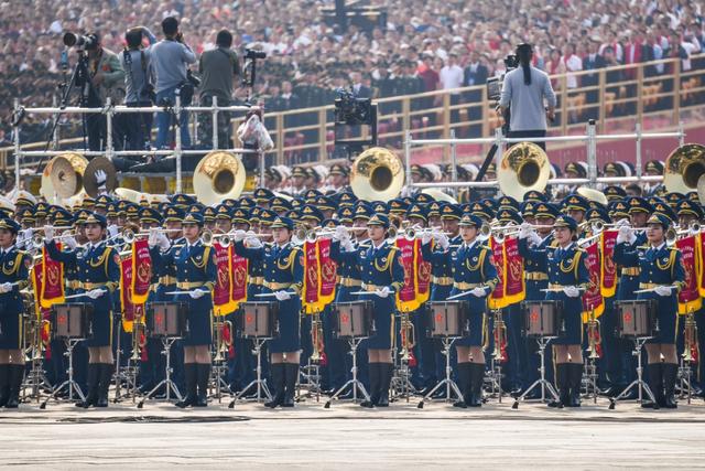 「北京日报客户端」新中国阅兵史上最大规模军乐团 持续＂立正＂演奏4小时