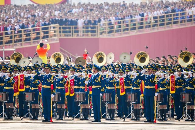 「北京日报客户端」新中国阅兵史上最大规模军乐团 持续＂立正＂演奏4小时