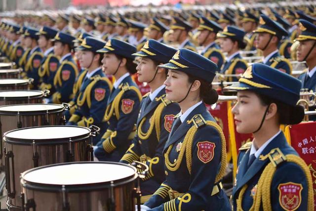 「北京日报客户端」新中国阅兵史上最大规模军乐团 持续＂立正＂演奏4小时
