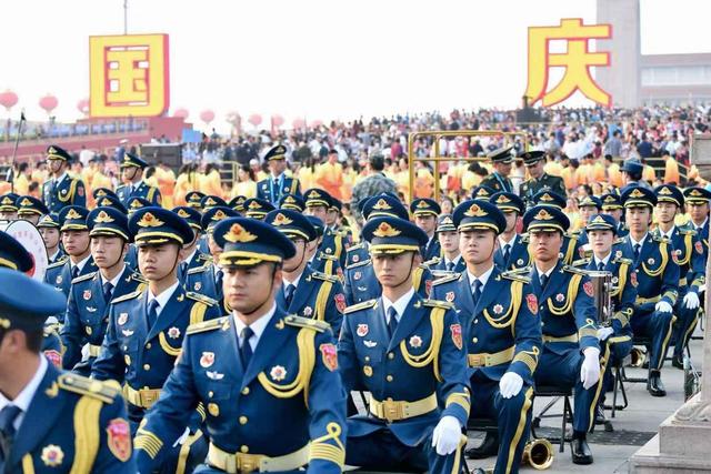 「北京日报客户端」新中国阅兵史上最大规模军乐团 持续＂立正＂演奏4小时