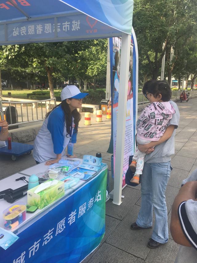 [北京日报客户端]志愿者朱晓娟：国庆长假坚守服务站