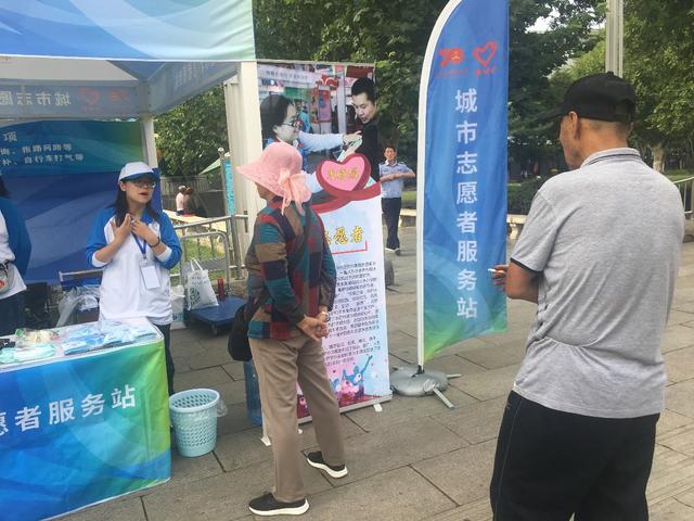 [北京日报客户端]志愿者朱晓娟：国庆长假坚守服务站