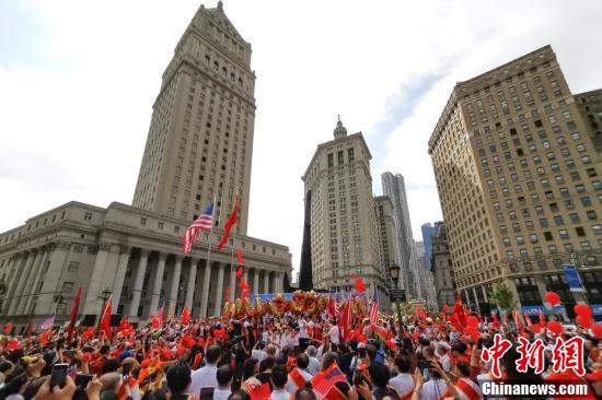 中国新闻网：纽约华人华侨举行升国旗仪式