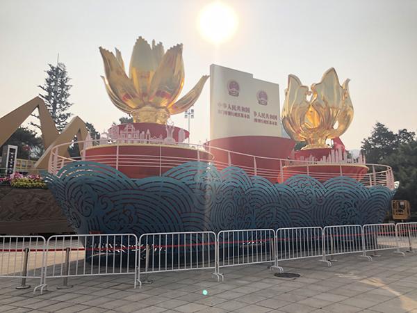 「澎湃新闻」7辆国庆彩车今起亮相70周年成就展，游客近距离观赏