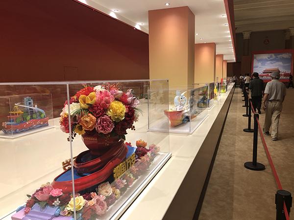 「澎湃新闻」7辆国庆彩车今起亮相70周年成就展，游客近距离观赏