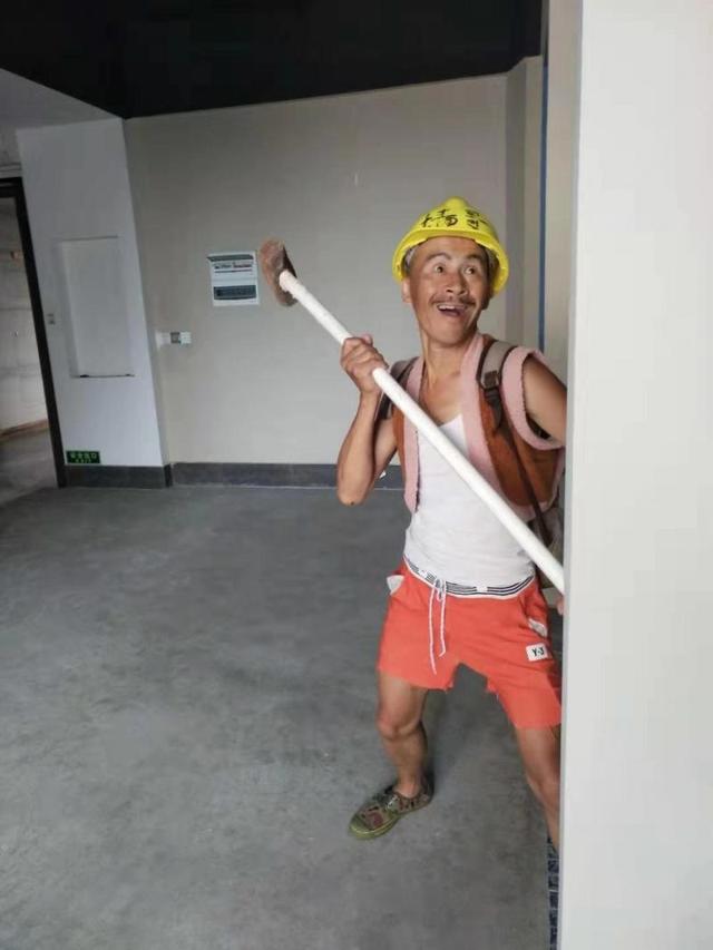 环球网■男子模仿光头强走红：改善了父子关系 给孩子带来快乐