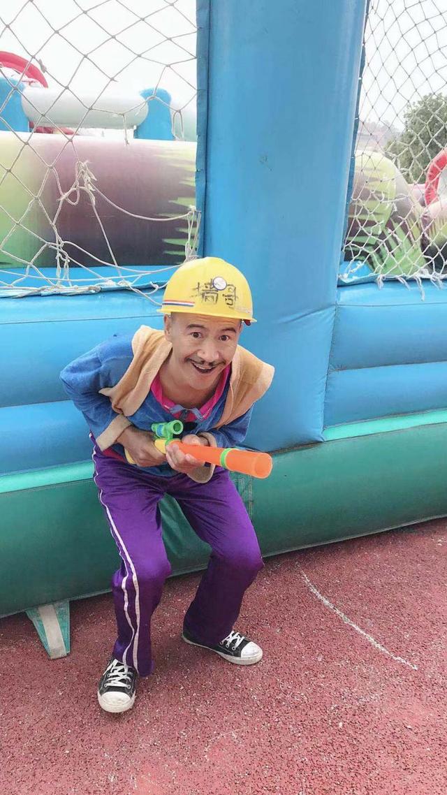 环球网■男子模仿光头强走红：改善了父子关系 给孩子带来快乐