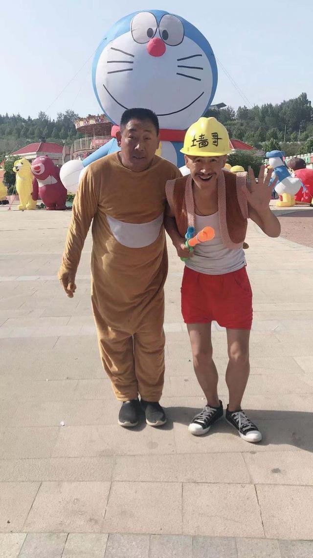 环球网■男子模仿光头强走红：改善了父子关系 给孩子带来快乐