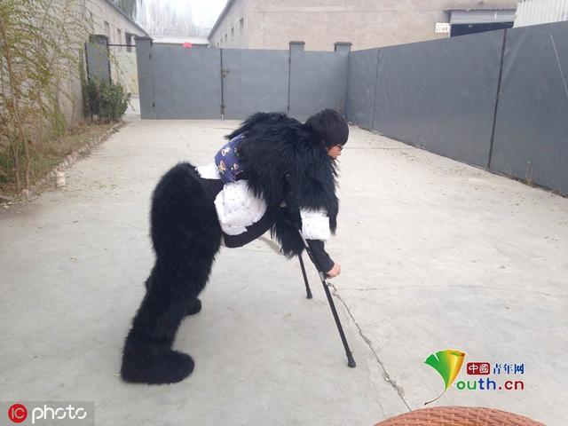 「中国青年网」父亲扮黑猩猩与儿子玩耍 耗时4年制成道具真假难辨