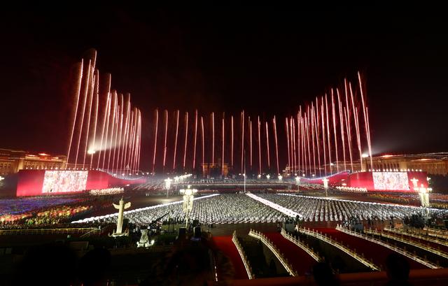 「中国日报网」如何用英语介绍昨晚天安门广场的联欢活动？